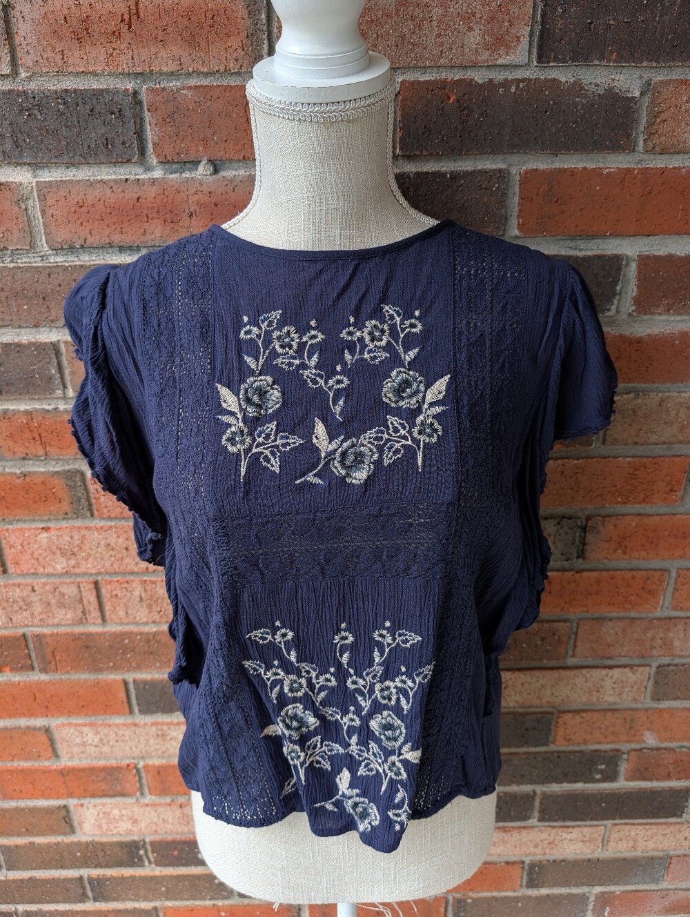 💙EUC American Eagle Outfitters Cropped Embroideried Flowy Peasant Blouse, Navy